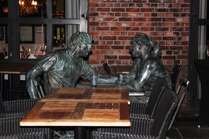 Sculpture of a romantic couple in a restaurant