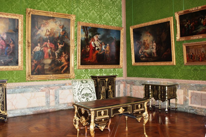 The palace contains more than 7500 paintings and drawings, and 5210 pieces of furniture