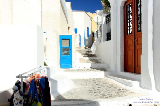 Walking thru the white-washed walls of Pyrgos