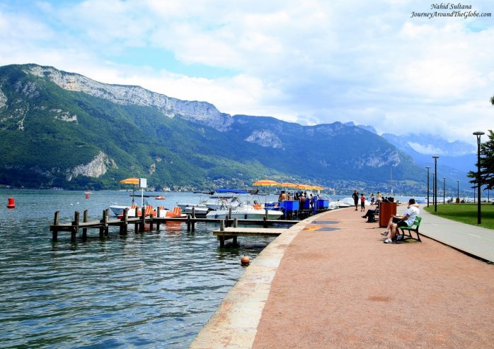 Quai de Bayreauth - a beautiful place to take a stroll by Lake Annecy in France