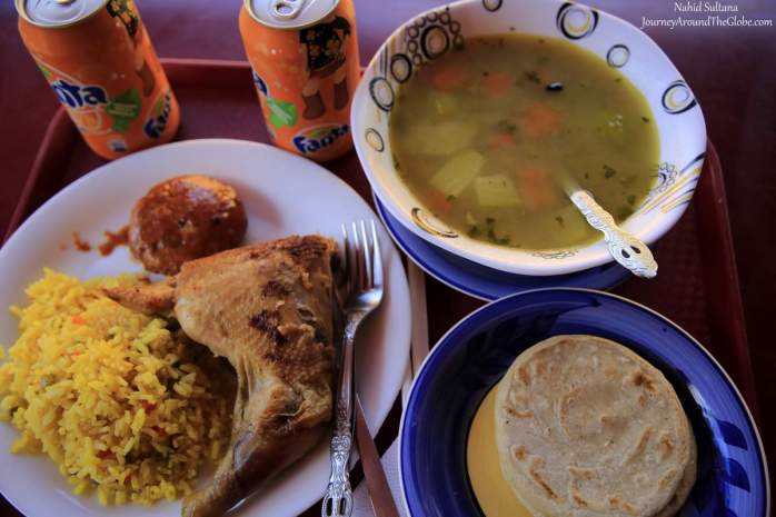 Salvadoran lunch in Marcado de Artisans in San Salvador