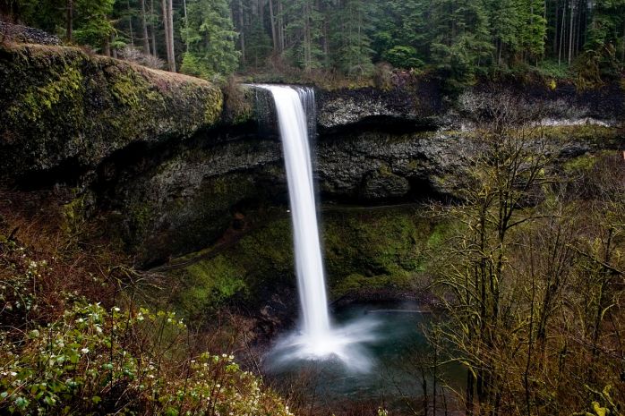 1200px-South_Falls,_Silver_Falls_State_Park