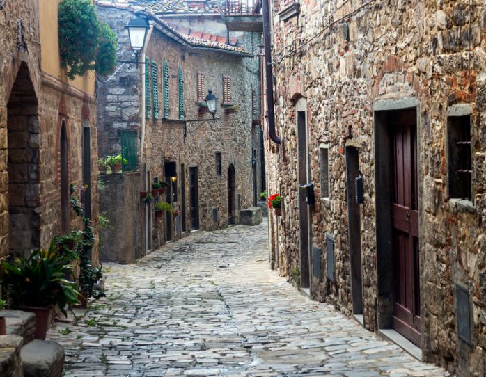 2-cobbled-street-in-montefioralle-greve