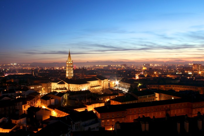 toulouse_by_night_with_basilique_saint-sernin