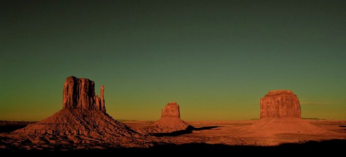 1024px-The_Mittens,_Monument_Valley,_Utah-Arizona,_Down_from_the_Visitor_Center_at_the_Navajo_Tribal_Park